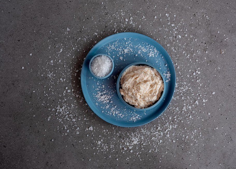 Baccalà mantecato, ciotola azzurra e ciotola più piccola con sale decorativo