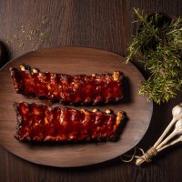 Barbecue Ribs con decorazione di rosmarino e spezie