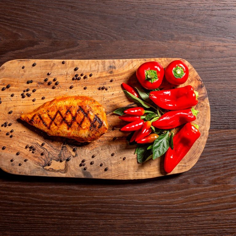 Gegrillte Hähnchenbrust mit Paprika-Dekoration